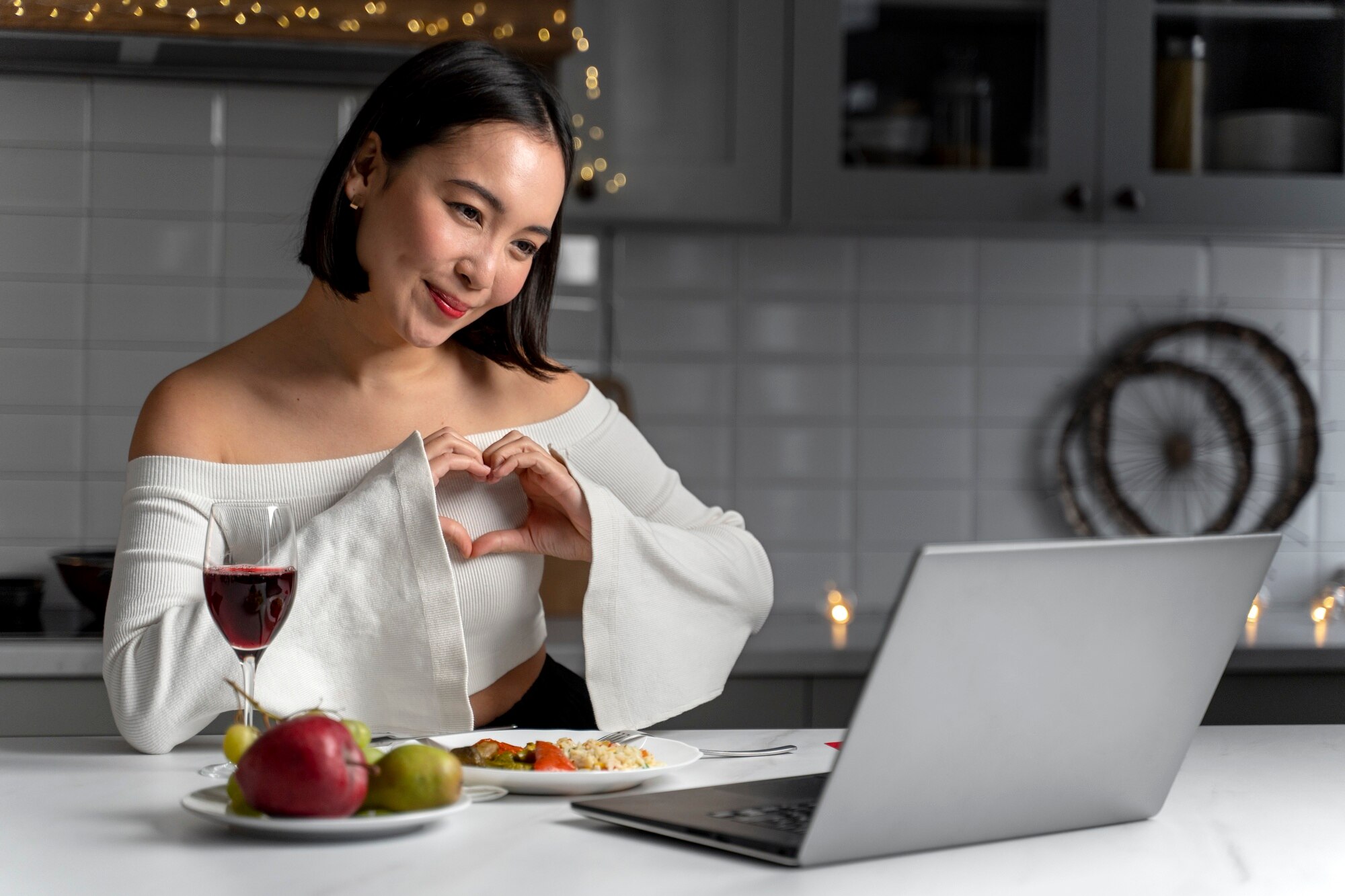 mujer tiro medio haciendo forma corazon 23 2149335058